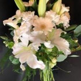 fwthumbpure-whites-wedding-bouquet-5f885f64f00bd2.54137116.167.jpg.jpg